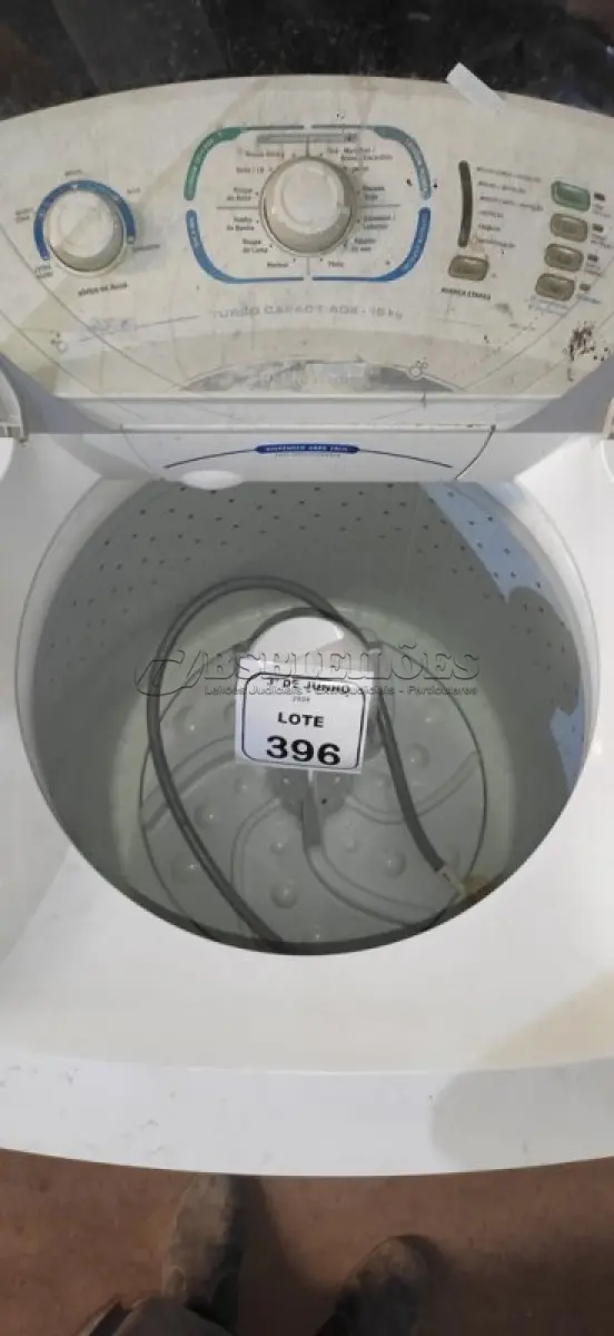 LOTE 396 - 01 MÁQUINA DE LAVAR 15KG 220V MARCA ELECTROLUX. (NO ESTADO) ATENÇÃO! FAZER A VISITAÇÃO ANTES DE ARREMATAR, NÃO SABEMOS SE FUNCIONA, LEILÃO NÃO TEM GARANTIA E NEM DEVOLUÇÃO, SUJEITO A POSSÍVEIS AVARIAS VISÍVEIS/OCULTAS E/OU AUSÊNCIA DE COMPONENTES.