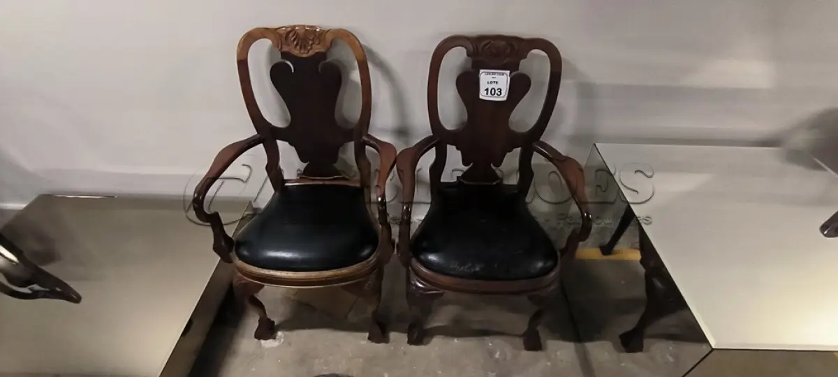 LOTE 103 - 02 CADEIRAS EM MADEIRA ESTILO CLÁSSICO COM ASSENTO EM COURO NA COR PRETO. (NO ESTADO) ATENÇÃO! FAZER A VISITAÇÃO ANTES DE ARREMATAR, NÃO SABEMOS SE FUNCIONA, LEILÃO NÃO TEM GARANTIA E NEM DEVOLUÇÃO, SUJEITO A POSSÍVEIS AVARIAS VISÍVEIS/OCULTAS E/OU AUSÊNCIA DE COMPONENTES.