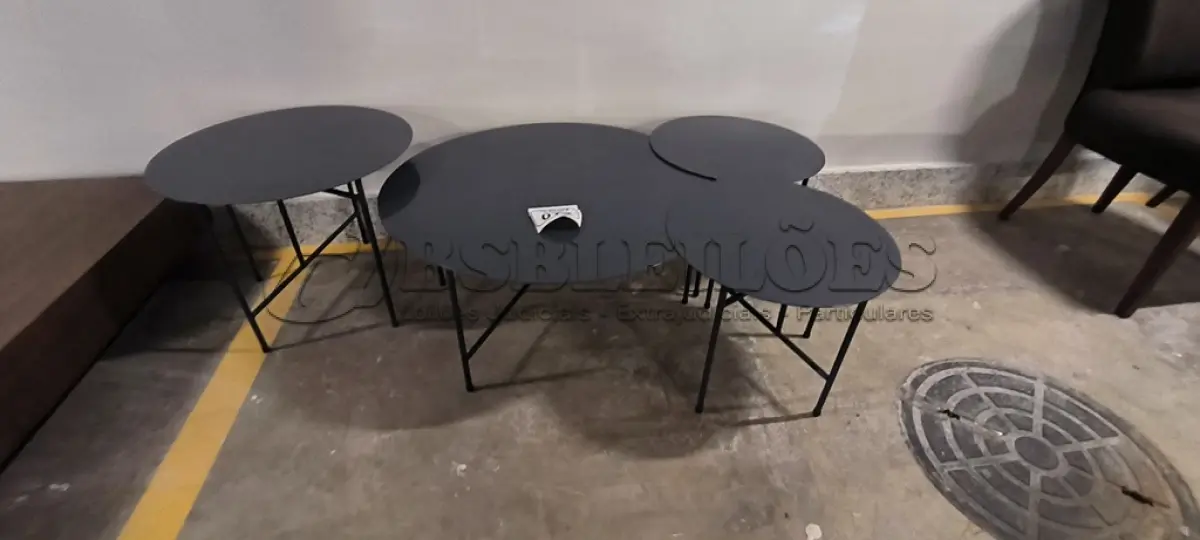 LOTE 072 - 04 MESINHAS REDONDAS EM FERRO NA COR CINZA. (NO ESTADO) ATENÇÃO! FAZER A VISITAÇÃO ANTES DE ARREMATAR, NÃO SABEMOS SE FUNCIONA, LEILÃO NÃO TEM GARANTIA E NEM DEVOLUÇÃO, SUJEITO A POSSÍVEIS AVARIAS VISÍVEIS/OCULTAS E/OU AUSÊNCIA DE COMPONENTES.
