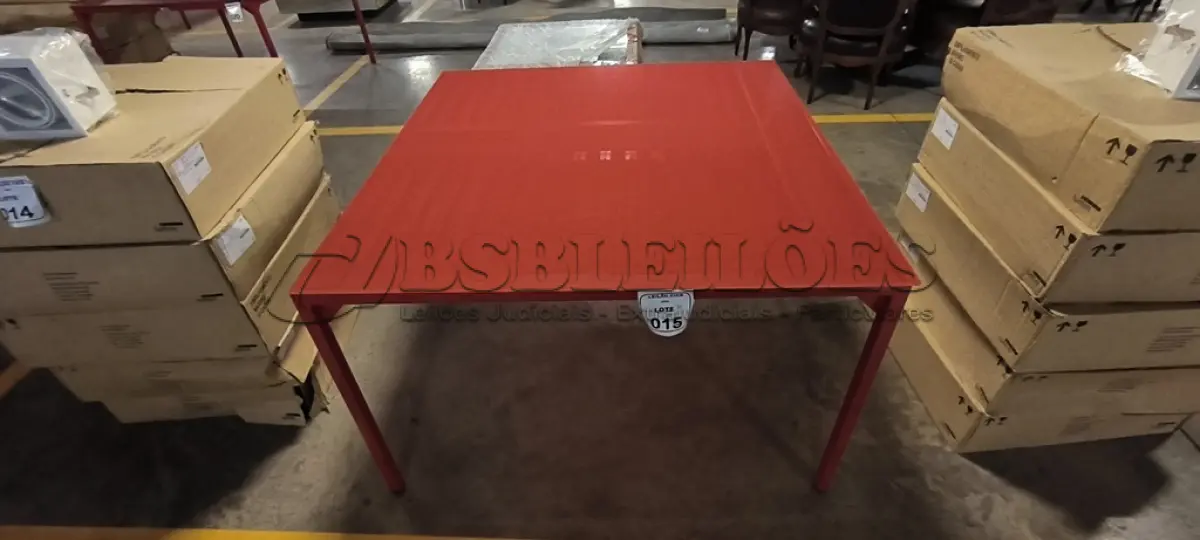 LOTE 015 - 01 MESA QUADRADA COM PINTURA EM VERMELHO COM  PÉS EM FERRO COM TAMPO EM CRISTAL INCOLOR 8MM NA COR VERMELHO. (NO ESTADO) ATENÇÃO! FAZER A VISITAÇÃO ANTES DE ARREMATAR, NÃO SABEMOS SE FUNCIONA, LEILÃO NÃO TEM GARANTIA E NEM DEVOLUÇÃO, SUJEITO A POSSÍVEIS AVARIAS VISÍVEIS/OCULTAS E/OU AUSÊNCIA DE COMPONENTES.