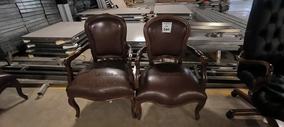 LOTE 044 - 02 CADEIRAS EM MADEIRA ESTILO LUIS XV, COM ASSENTOS EM COURO NA COR MARROM E DETALHE DE TACHAS NA BORDA DO ENCOSTO. (NO ESTADO) ATENÇÃO! FAZER A VISITAÇÃO ANTES DE ARREMATAR, NÃO SABEMOS SE FUNCIONA, LEILÃO NÃO TEM GARANTIA E NEM DEVOLUÇÃO, SUJEITO A POSSÍVEIS AVARIAS VISÍVEIS/OCULTAS E/OU AUSÊNCIA DE COMPONENTES.