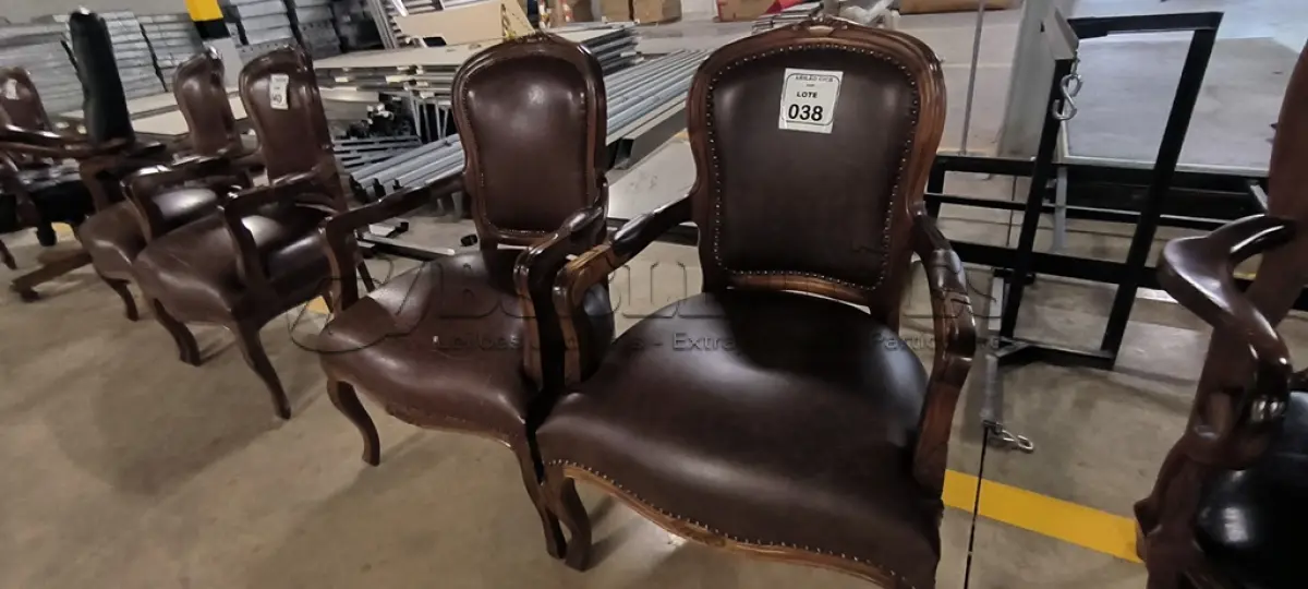 LOTE 038 - 02 CADEIRAS EM MADEIRA ESTILO LUIS XV COM ASSENTOS EM COURO NA COR MARROM E DETALHE DE TACHAS NA BORDA DO ENCOSTO. (NO ESTADO) ATENÇÃO! FAZER A VISITAÇÃO ANTES DE ARREMATAR, NÃO SABEMOS SE FUNCIONA, LEILÃO NÃO TEM GARANTIA E NEM DEVOLUÇÃO, SUJEITO A POSSÍVEIS AVARIAS VISÍVEIS/OCULTAS E/OU AUSÊNCIA DE COMPONENTES.