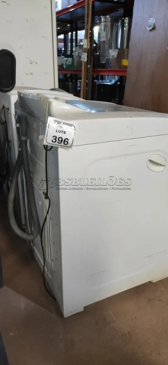 LOTE 396 - 01 MÁQUINA DE LAVAR 15KG 220V MARCA ELECTROLUX. (NO ESTADO) ATENÇÃO! FAZER A VISITAÇÃO ANTES DE ARREMATAR, NÃO SABEMOS SE FUNCIONA, LEILÃO NÃO TEM GARANTIA E NEM DEVOLUÇÃO, SUJEITO A POSSÍVEIS AVARIAS VISÍVEIS/OCULTAS E/OU AUSÊNCIA DE COMPONENTES.