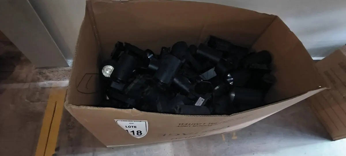LOTE 118 - 01 LOTE COM SPOT EM LED PARA TRILHO ELETRIFICADO. (NO ESTADO) ATENÇÃO! FAZER A VISITAÇÃO ANTES DE ARREMATAR, NÃO SABEMOS SE FUNCIONA, LEILÃO NÃO TEM GARANTIA E NEM DEVOLUÇÃO, SUJEITO A POSSÍVEIS AVARIAS VISÍVEIS/OCULTAS E/OU AUSÊNCIA DE COMPONENTES.