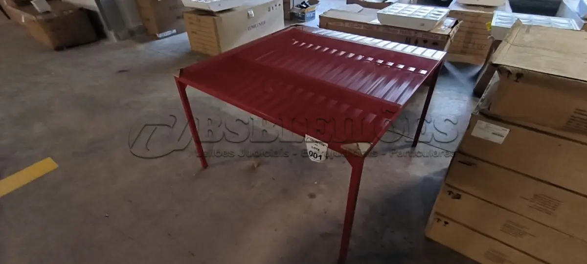 LOTE 001 -  01 MESA QUADRADA COM PINTURA EM VERMELHO COM  PÉS EM FERRO COM TAMPO EM CRISTAL INCOLOR 8MM NA COR VERMELHO. (NO ESTADO) ATENÇÃO! FAZER A VISITAÇÃO ANTES DE ARREMATAR, NÃO SABEMOS SE FUNCIONA, LEILÃO NÃO TEM GARANTIA E NEM DEVOLUÇÃO, SUJEITO A POSSÍVEIS AVARIAS VISÍVEIS/OCULTAS E/OU AUSÊNCIA DE COMPONENTES.