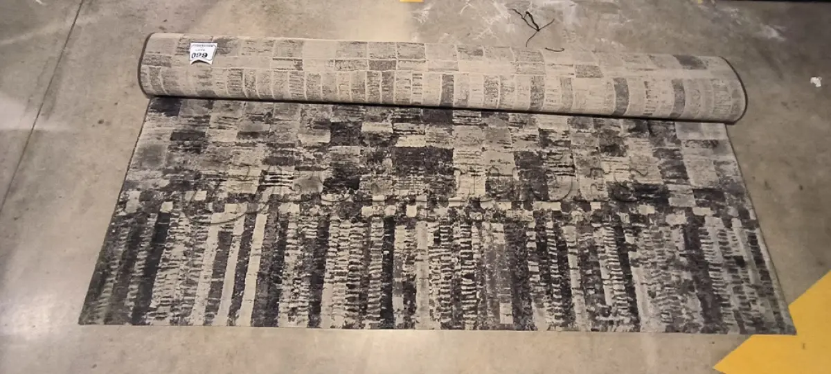 LOTE 099 - 01 TAPETE COM PADRA GEOMÉTRICO ABSTRATO EM TONS DE CINZA E PRETO. (NO ESTADO) ATENÇÃO! FAZER A VISITAÇÃO ANTES DE ARREMATAR, NÃO SABEMOS SE FUNCIONA, LEILÃO NÃO TEM GARANTIA E NEM DEVOLUÇÃO, SUJEITO A POSSÍVEIS AVARIAS VISÍVEIS/OCULTAS E/OU AUSÊNCIA DE COMPONENTES.