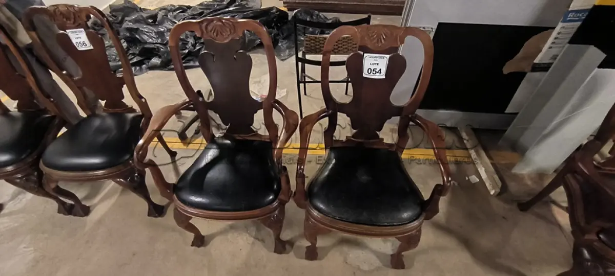 LOTE 054 - 02 CADEIRAS EM MADEIRA ESTILO CLÁSSICO COM ASSENTO EM COURO NA COR PRETO. (NO ESTADO) ATENÇÃO! FAZER A VISITAÇÃO ANTES DE ARREMATAR, NÃO SABEMOS SE FUNCIONA, LEILÃO NÃO TEM GARANTIA E NEM DEVOLUÇÃO, SUJEITO A POSSÍVEIS AVARIAS VISÍVEIS/OCULTAS E/OU AUSÊNCIA DE COMPONENTES.