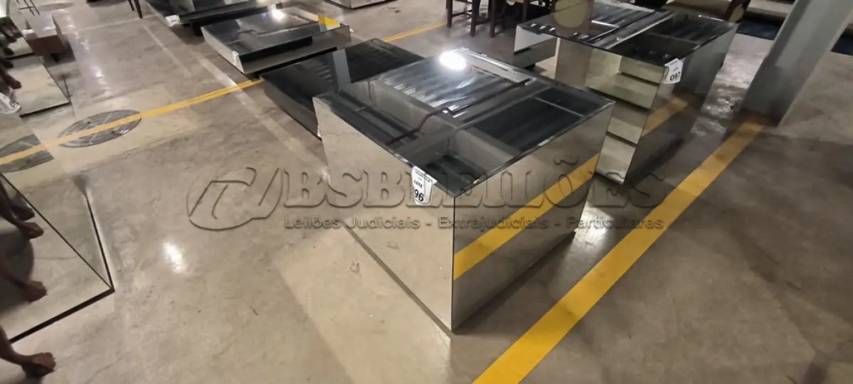 LOTE 096 - 01 MESA DE CENTRO EM DESIGNER CÚBICO ESPELHADA. (NO ESTADO) ATENÇÃO! FAZER A VISITAÇÃO ANTES DE ARREMATAR, NÃO SABEMOS SE FUNCIONA, LEILÃO NÃO TEM GARANTIA E NEM DEVOLUÇÃO, SUJEITO A POSSÍVEIS AVARIAS VISÍVEIS/OCULTAS E/OU AUSÊNCIA DE COMPONENTES.