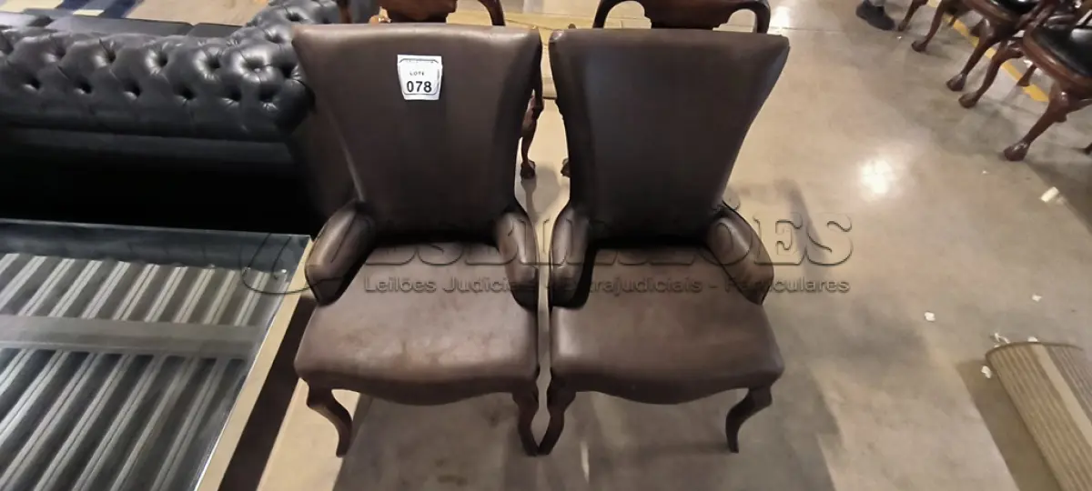 LOTE 078 - 02 POLTRONAS ESTILO CLÁSSICO COM ESTRUTURA EM MADEIRA E ESTOFAMENTO EM COURO MARROM. (NO ESTADO) ATENÇÃO! FAZER A VISITAÇÃO ANTES DE ARREMATAR, NÃO SABEMOS SE FUNCIONA, LEILÃO NÃO TEM GARANTIA E NEM DEVOLUÇÃO, SUJEITO A POSSÍVEIS AVARIAS VISÍVEIS/OCULTAS E/OU AUSÊNCIA DE COMPONENTES.