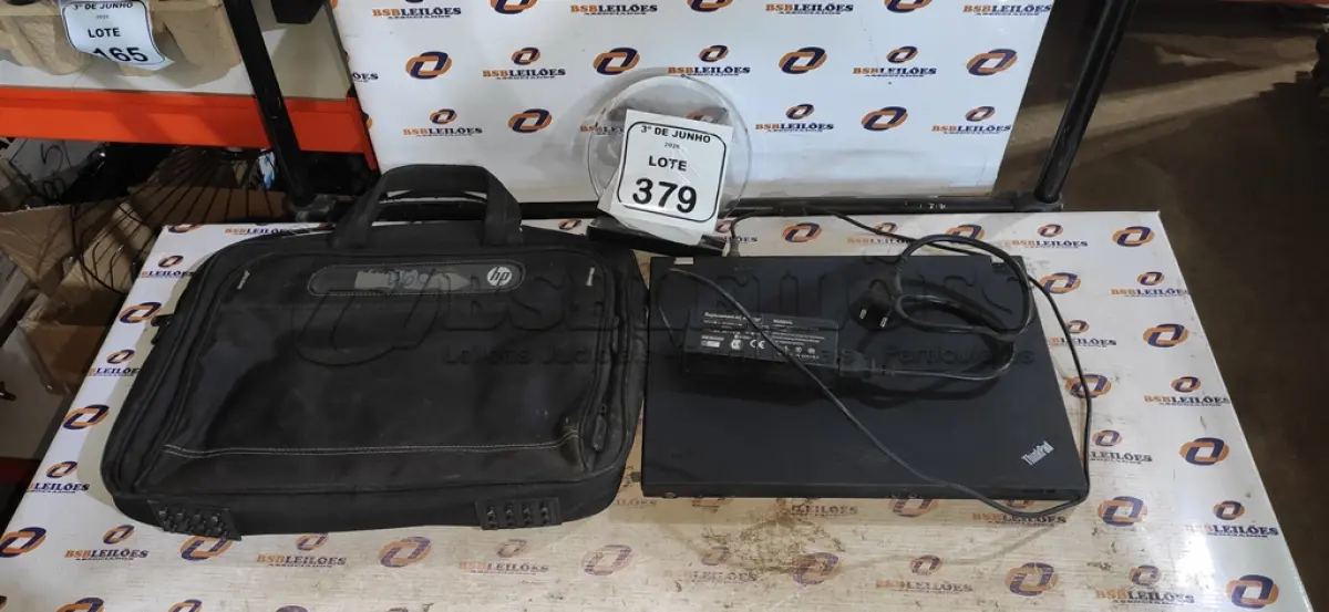 LOTE 379 - 01 NOTEBOOK SERIE THINKPAD MARCA LENOVO COM CARREGADOR E BOLSA. (NO ESTADO) ATENÇÃO! FAZER A VISITAÇÃO ANTES DE ARREMATAR, NÃO SABEMOS SE FUNCIONA, LEILÃO NÃO TEM GARANTIA E NEM DEVOLUÇÃO, SUJEITO A POSSÍVEIS AVARIAS VISÍVEIS/OCULTAS E/OU AUSÊNCIA DE COMPONENTES.
