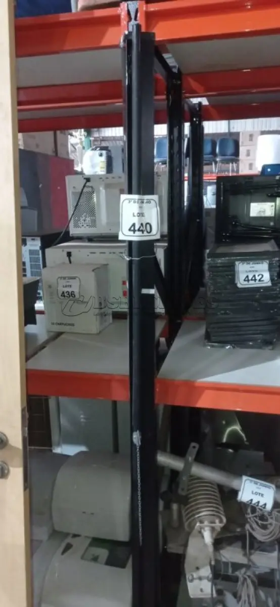 LOTE 440 - 01 TELA DE PROJEÇÃO RETRÁTIL. (NO ESTADO) ATENÇÃO! FAZER A VISITAÇÃO ANTES DE ARREMATAR, NÃO SABEMOS SE FUNCIONA, LEILÃO NÃO TEM GARANTIA E NEM DEVOLUÇÃO, SUJEITO A POSSÍVEIS AVARIAS VISÍVEIS/OCULTAS E/OU AUSÊNCIA DE COMPONENTES.