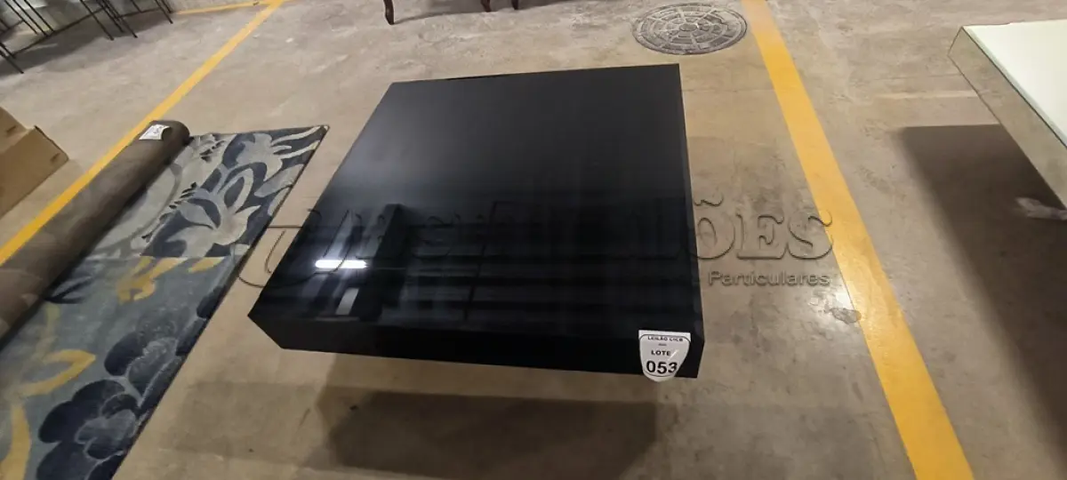 LOTE 053 - 01 MESA DE CENTRO QUADRADA ESPELHADA.  (NO ESTADO) ATENÇÃO! FAZER A VISITAÇÃO ANTES DE ARREMATAR, NÃO SABEMOS SE FUNCIONA, LEILÃO NÃO TEM GARANTIA E NEM DEVOLUÇÃO, SUJEITO A POSSÍVEIS AVARIAS VISÍVEIS/OCULTAS E/OU AUSÊNCIA DE COMPONENTES.