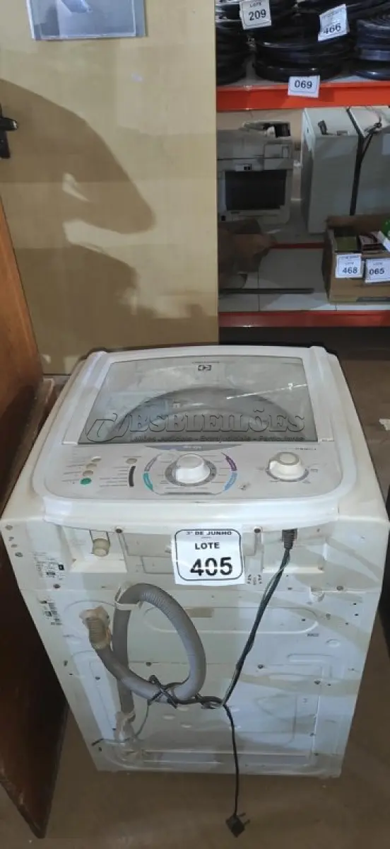 LOTE 405 - 01 MÁQUINA DE LAVAR ROUPAS ELECTROLUX 10 KG 220 VOLTS. (NO ESTADO) ATENÇÃO! FAZER A VISITAÇÃO ANTES DE ARREMATAR, NÃO SABEMOS SE FUNCIONA, LEILÃO NÃO TEM GARANTIA E NEM DEVOLUÇÃO, SUJEITO A POSSÍVEIS AVARIAS VISÍVEIS/OCULTAS E/OU AUSÊNCIA DE COMPONENTES.
