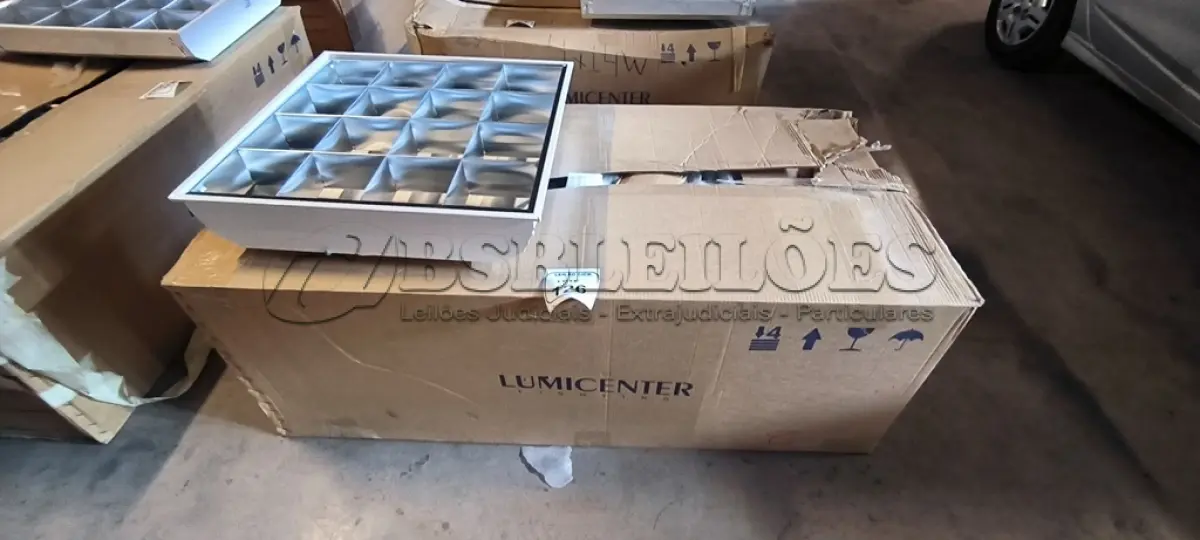 LOTE 126 - 08 LUMINÁRIAS DE EMBUTIR PARA LÂMPADAS COM REATORES. (NO ESTADO) ATENÇÃO! FAZER A VISITAÇÃO ANTES DE ARREMATAR, NÃO SABEMOS SE FUNCIONA, LEILÃO NÃO TEM GARANTIA E NEM DEVOLUÇÃO, SUJEITO A POSSÍVEIS AVARIAS VISÍVEIS/OCULTAS E/OU AUSÊNCIA DE COMPONENTES.