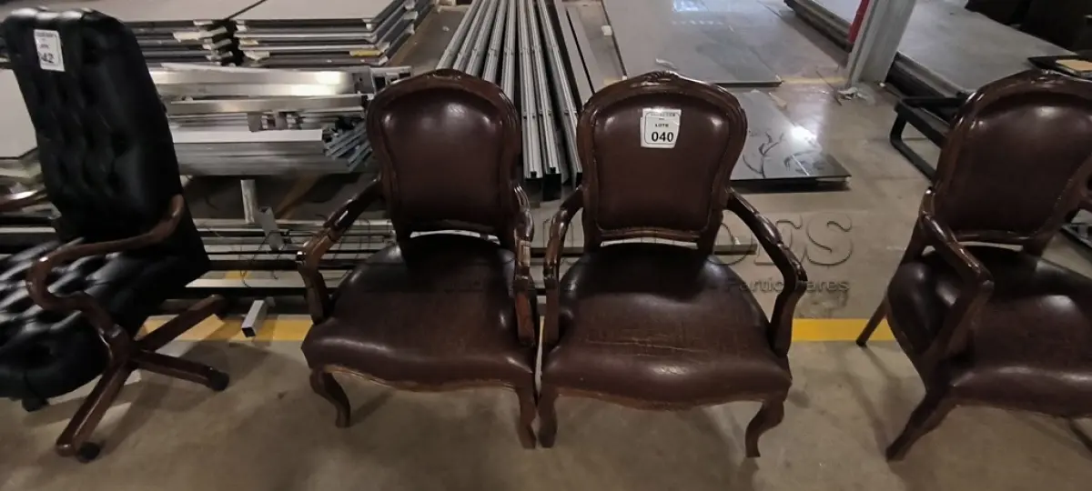 LOTE 040 - 02 CADEIRAS EM MADEIRA ESTILO LUIS XV, COM ASSENTOS EM COURO NA COR MARROM E DETALHE DE TACHAS NA BORDA DO ENCOSTO. (NO ESTADO) ATENÇÃO! FAZER A VISITAÇÃO ANTES DE ARREMATAR, NÃO SABEMOS SE FUNCIONA, LEILÃO NÃO TEM GARANTIA E NEM DEVOLUÇÃO, SUJEITO A POSSÍVEIS AVARIAS VISÍVEIS/OCULTAS E/OU AUSÊNCIA DE COMPONENTES.