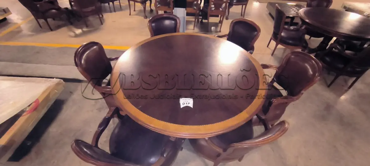 LOTE 018 - 01 MESA REDONDA EM MADEIRA COM 06 CADEIRAS EM MADEIRA, ESTILO LUIS XV ASSENTOS EM COURO NA COR MARROM E DETALHE DE TACHAS NA BORDA DO ENCOSTO. (NO ESTADO) ATENÇÃO! FAZER A VISITAÇÃO ANTES DE ARREMATAR, NÃO SABEMOS SE FUNCIONA, LEILÃO NÃO TEM GARANTIA E NEM DEVOLUÇÃO, SUJEITO A POSSÍVEIS AVARIAS VISÍVEIS/OCULTAS E/OU AUSÊNCIA DE COMPONENTES.