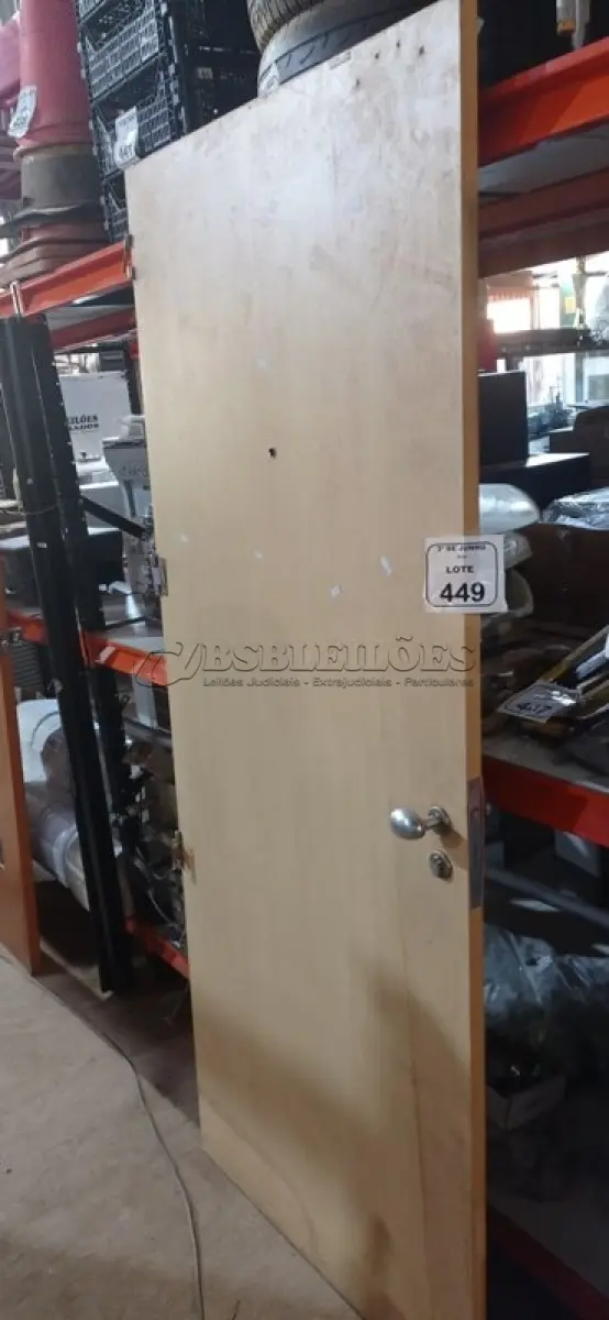 LOTE 449 - 01 PORTA EM MADEIRA 2,09X0,86. (NO ESTADO) ATENÇÃO! FAZER A VISITAÇÃO ANTES DE ARREMATAR, NÃO SABEMOS SE FUNCIONA, LEILÃO NÃO TEM GARANTIA E NEM DEVOLUÇÃO, SUJEITO A POSSÍVEIS AVARIAS VISÍVEIS/OCULTAS E/OU AUSÊNCIA DE COMPONENTES.