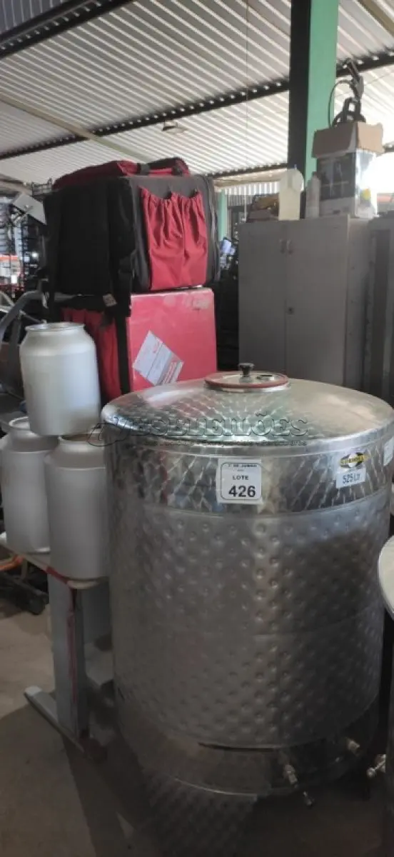 LOTE 426 - 01 SISTEMA DE BRASSAGEM MODELO SPEIDEL BRAUMEISTER, 01 TANQUE DE FERMENTAÇÃO E ARMAZENAGEM DE 525L MARCA SPEIDEL, 01 BARRIL DE CHOPP DE 50L MARCA AMBEV, 03 LEITEIRAS E 02 BAGS PARA ENTREGADORES. (NO ESTADO) ATENÇÃO! FAZER A VISITAÇÃO ANTES DE ARREMATAR, NÃO SABEMOS SE FUNCIONA, LEILÃO NÃO TEM GARANTIA E NEM DEVOLUÇÃO, SUJEITO A POSSÍVEIS AVARIAS VISÍVEIS/OCULTAS E/OU AUSÊNCIA DE COMPONENTES.