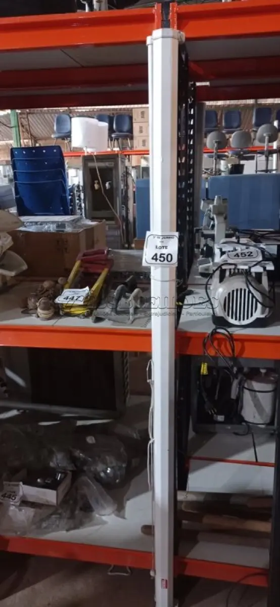 LOTE 450 - 01 TELA DE PROJEÇÃO RETRÁTIL. (NO ESTADO) ATENÇÃO! FAZER A VISITAÇÃO ANTES DE ARREMATAR, NÃO SABEMOS SE FUNCIONA, LEILÃO NÃO TEM GARANTIA E NEM DEVOLUÇÃO, SUJEITO A POSSÍVEIS AVARIAS VISÍVEIS/OCULTAS E/OU AUSÊNCIA DE COMPONENTES.