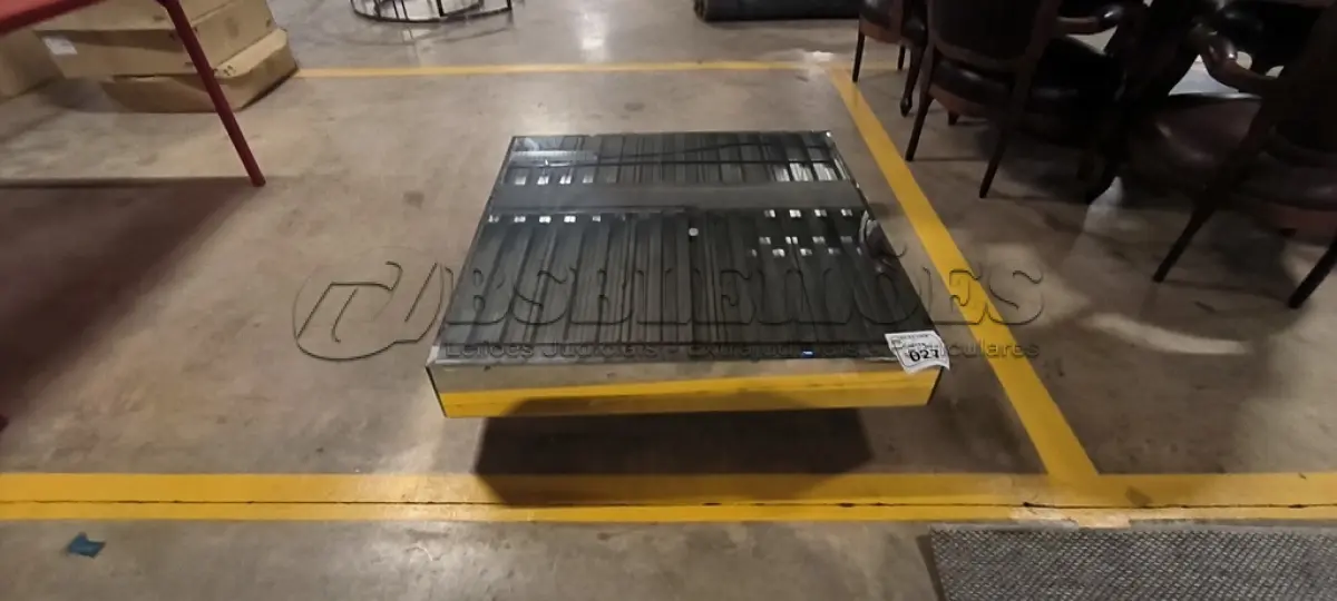 LOTE 027 - 01 MESA DE CENTRO QUADRADA ESPELHADA.  (NO ESTADO) ATENÇÃO! FAZER A VISITAÇÃO ANTES DE ARREMATAR, NÃO SABEMOS SE FUNCIONA, LEILÃO NÃO TEM GARANTIA E NEM DEVOLUÇÃO, SUJEITO A POSSÍVEIS AVARIAS VISÍVEIS/OCULTAS E/OU AUSÊNCIA DE COMPONENTES.