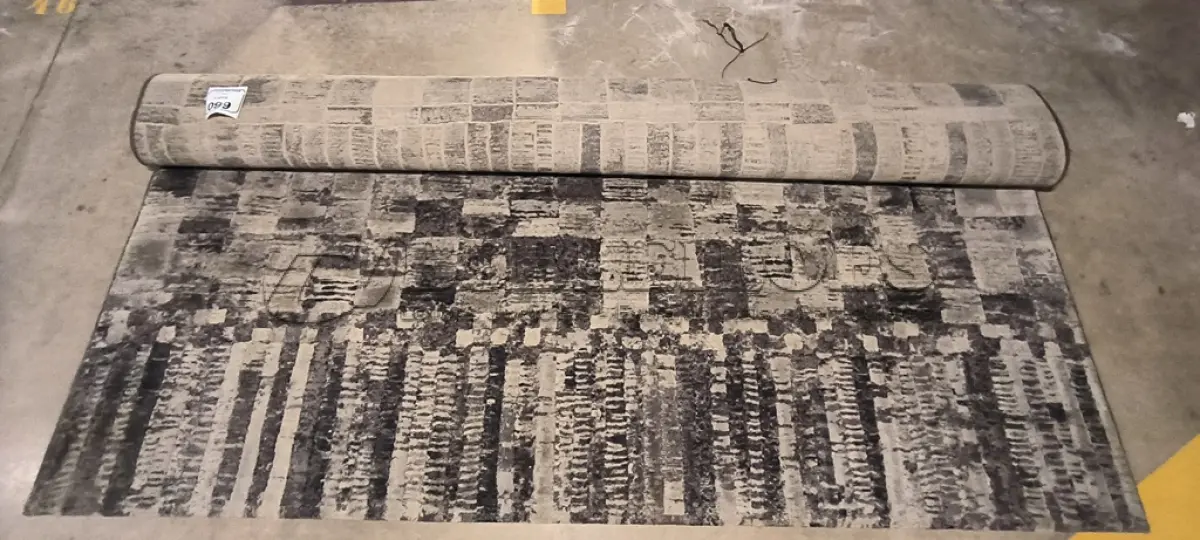LOTE 099 - 01 TAPETE COM PADRA GEOMÉTRICO ABSTRATO EM TONS DE CINZA E PRETO. (NO ESTADO) ATENÇÃO! FAZER A VISITAÇÃO ANTES DE ARREMATAR, NÃO SABEMOS SE FUNCIONA, LEILÃO NÃO TEM GARANTIA E NEM DEVOLUÇÃO, SUJEITO A POSSÍVEIS AVARIAS VISÍVEIS/OCULTAS E/OU AUSÊNCIA DE COMPONENTES.