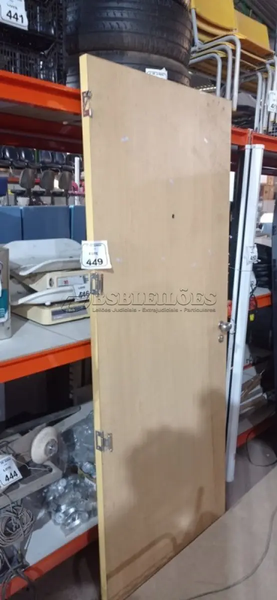 LOTE 449 - 01 PORTA EM MADEIRA 2,09X0,86. (NO ESTADO) ATENÇÃO! FAZER A VISITAÇÃO ANTES DE ARREMATAR, NÃO SABEMOS SE FUNCIONA, LEILÃO NÃO TEM GARANTIA E NEM DEVOLUÇÃO, SUJEITO A POSSÍVEIS AVARIAS VISÍVEIS/OCULTAS E/OU AUSÊNCIA DE COMPONENTES.