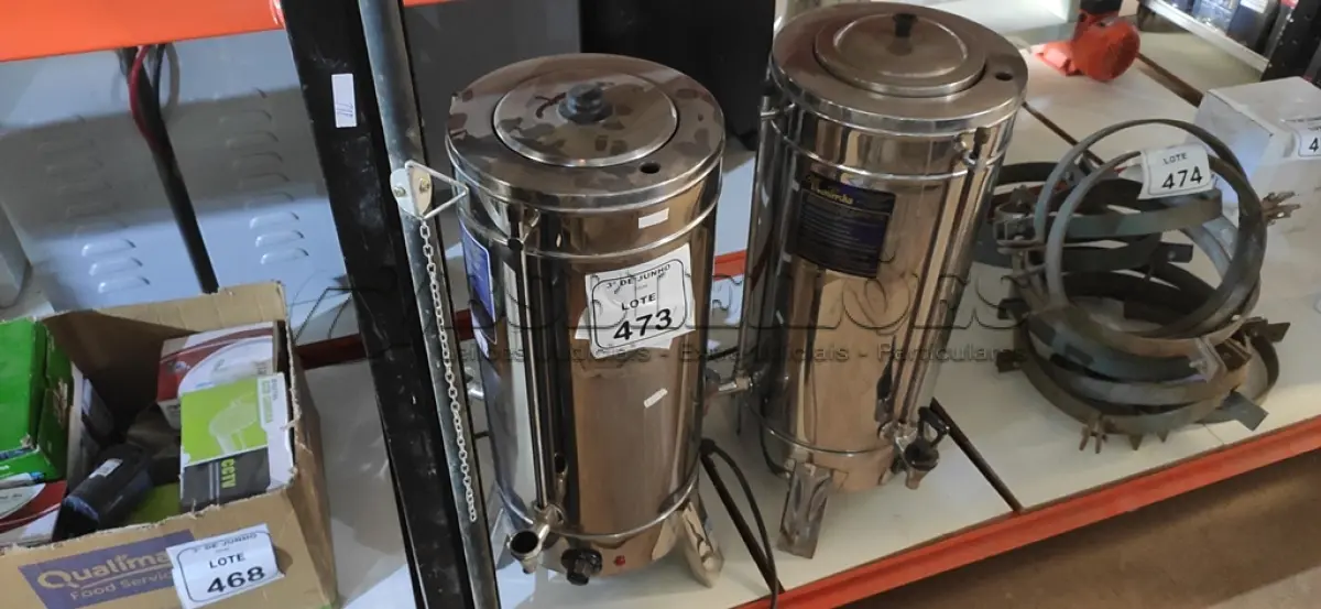LOTE 473 - 02 CAFETEIRAS INDUSTRIAIS EM INOX. (NO ESTADO) ATENÇÃO! FAZER A VISITAÇÃO ANTES DE ARREMATAR, NÃO SABEMOS SE FUNCIONA, LEILÃO NÃO TEM GARANTIA E NEM DEVOLUÇÃO, SUJEITO A POSSÍVEIS AVARIAS VISÍVEIS/OCULTAS E/OU AUSÊNCIA DE COMPONENTES.