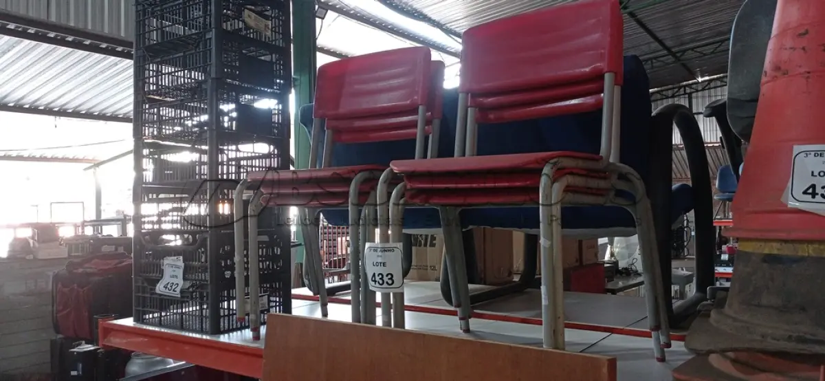 LOTE 433 - 06 CADEIRAS ESCOLARES INFANTIL DE FERRO COM ASSENTO EM PLÁSTICO NA COR VERMELHA. (NO ESTADO) ATENÇÃO! FAZER A VISITAÇÃO ANTES DE ARREMATAR, NÃO SABEMOS SE FUNCIONA, LEILÃO NÃO TEM GARANTIA E NEM DEVOLUÇÃO, SUJEITO A POSSÍVEIS AVARIAS VISÍVEIS/OCULTAS E/OU AUSÊNCIA DE COMPONENTES.