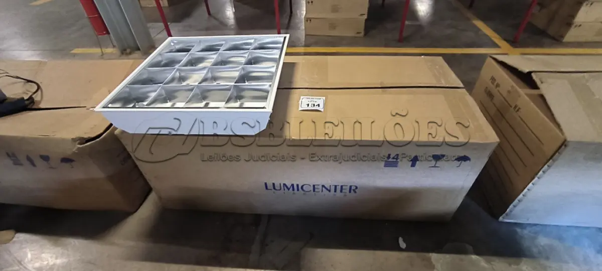 LOTE 134 - 08 LUMINÁRIAS DE EMBUTIR PARA LÂMPADAS COM REATORES. (NO ESTADO) ATENÇÃO! FAZER A VISITAÇÃO ANTES DE ARREMATAR, NÃO SABEMOS SE FUNCIONA, LEILÃO NÃO TEM GARANTIA E NEM DEVOLUÇÃO, SUJEITO A POSSÍVEIS AVARIAS VISÍVEIS/OCULTAS E/OU AUSÊNCIA DE COMPONENTES.