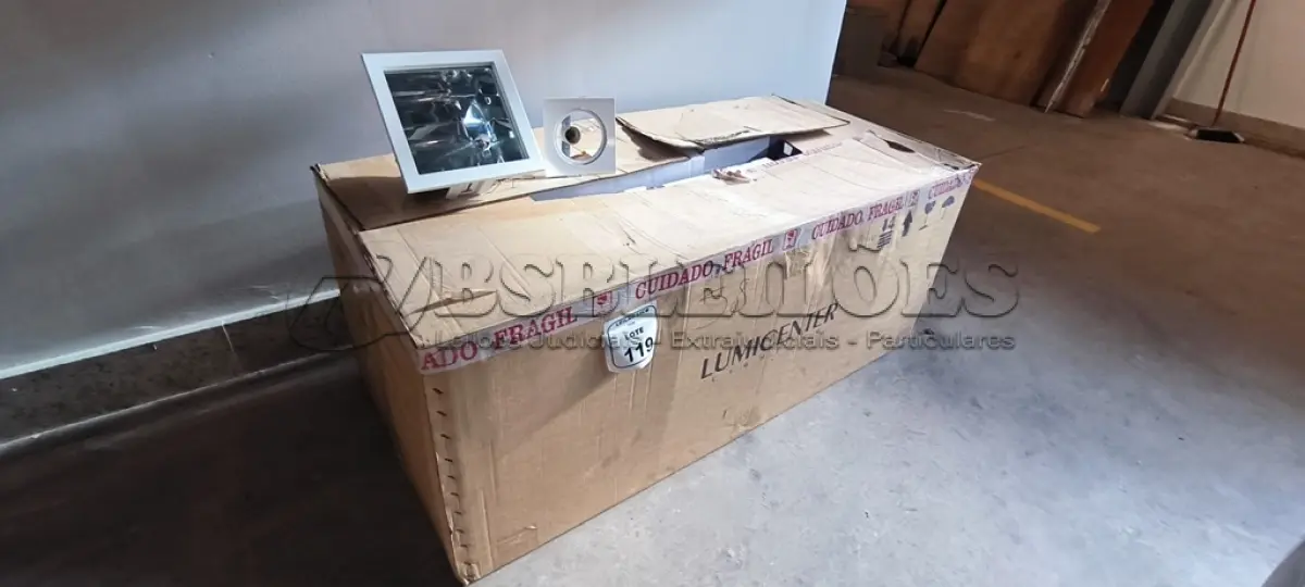 LOTE 119 - 58 LUMINÁRIAS DE EMBUTIR. (NO ESTADO) ATENÇÃO! FAZER A VISITAÇÃO ANTES DE ARREMATAR, NÃO SABEMOS SE FUNCIONA, LEILÃO NÃO TEM GARANTIA E NEM DEVOLUÇÃO, SUJEITO A POSSÍVEIS AVARIAS VISÍVEIS/OCULTAS E/OU AUSÊNCIA DE COMPONENTES.