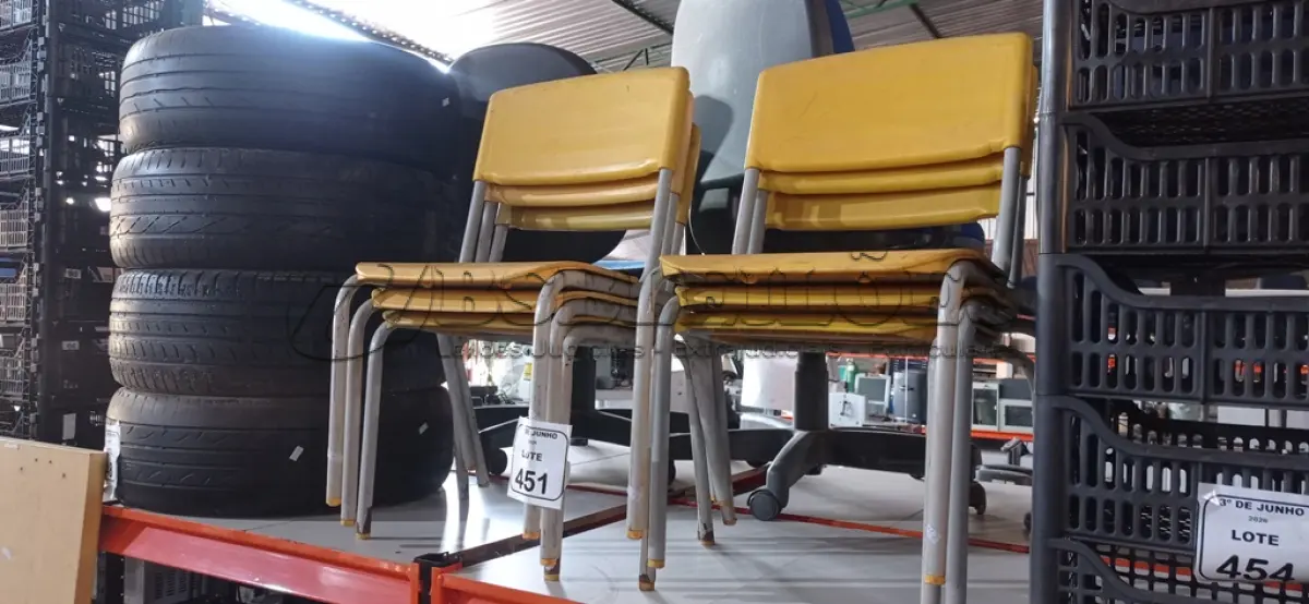 LOTE 451 - 06 CADEIRAS ESCOLARES INFANTIL DE FERRO COM ASSENTO EM PLÁSTICO NA COR AMARELA. (NO ESTADO) ATENÇÃO! FAZER A VISITAÇÃO ANTES DE ARREMATAR, NÃO SABEMOS SE FUNCIONA, LEILÃO NÃO TEM GARANTIA E NEM DEVOLUÇÃO, SUJEITO A POSSÍVEIS AVARIAS VISÍVEIS/OCULTAS E/OU AUSÊNCIA DE COMPONENTES.