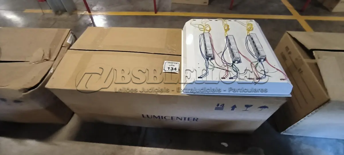LOTE 134 - 08 LUMINÁRIAS DE EMBUTIR PARA LÂMPADAS COM REATORES. (NO ESTADO) ATENÇÃO! FAZER A VISITAÇÃO ANTES DE ARREMATAR, NÃO SABEMOS SE FUNCIONA, LEILÃO NÃO TEM GARANTIA E NEM DEVOLUÇÃO, SUJEITO A POSSÍVEIS AVARIAS VISÍVEIS/OCULTAS E/OU AUSÊNCIA DE COMPONENTES.