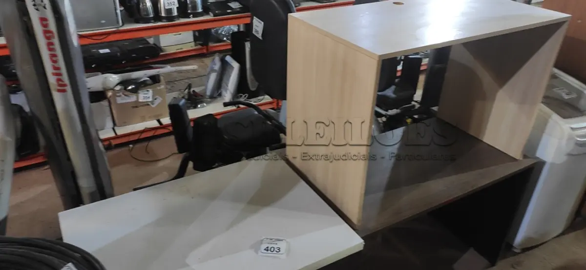 LOTE 403 - 03 MESAS EM MADEIRA DE MODELOS DIVERSOS. (NO ESTADO) ATENÇÃO! FAZER A VISITAÇÃO ANTES DE ARREMATAR, NÃO SABEMOS SE FUNCIONA, LEILÃO NÃO TEM GARANTIA E NEM DEVOLUÇÃO, SUJEITO A POSSÍVEIS AVARIAS VISÍVEIS/OCULTAS E/OU AUSÊNCIA DE COMPONENTES.