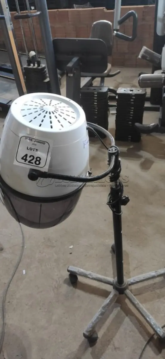 LOTE 428 - 01 SECADOR DE CABELO PROFISSIONAL MARCA MEGA BELL. (NO ESTADO) ATENÇÃO! FAZER A VISITAÇÃO ANTES DE ARREMATAR, NÃO SABEMOS SE FUNCIONA, LEILÃO NÃO TEM GARANTIA E NEM DEVOLUÇÃO, SUJEITO A POSSÍVEIS AVARIAS VISÍVEIS/OCULTAS E/OU AUSÊNCIA DE COMPONENTES.