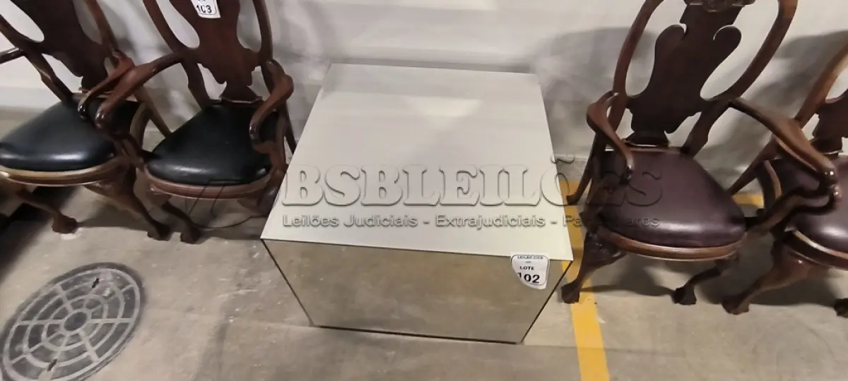 LOTE 102 - 01 MESA DE CENTRO EM DESIGNER CÚBICO ESPELHADA. (NO ESTADO) ATENÇÃO! FAZER A VISITAÇÃO ANTES DE ARREMATAR, NÃO SABEMOS SE FUNCIONA, LEILÃO NÃO TEM GARANTIA E NEM DEVOLUÇÃO, SUJEITO A POSSÍVEIS AVARIAS VISÍVEIS/OCULTAS E/OU AUSÊNCIA DE COMPONENTES.
