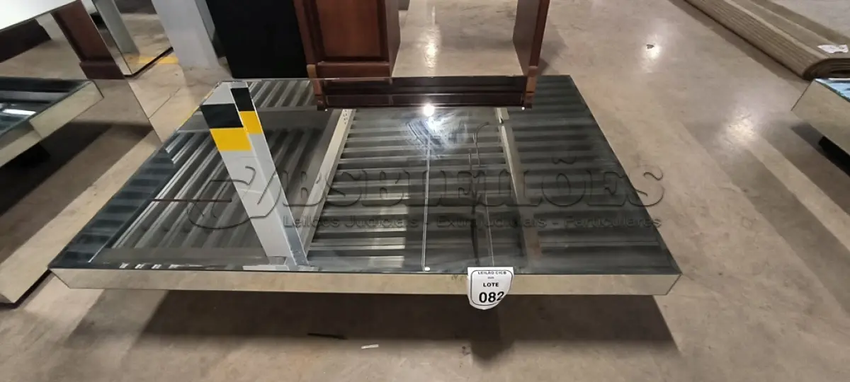 LOTE 082 - 01 MESA DE CENTRO RETANGULAR ESPELHADA.  (NO ESTADO) ATENÇÃO! FAZER A VISITAÇÃO ANTES DE ARREMATAR, NÃO SABEMOS SE FUNCIONA, LEILÃO NÃO TEM GARANTIA E NEM DEVOLUÇÃO, SUJEITO A POSSÍVEIS AVARIAS VISÍVEIS/OCULTAS E/OU AUSÊNCIA DE COMPONENTES.