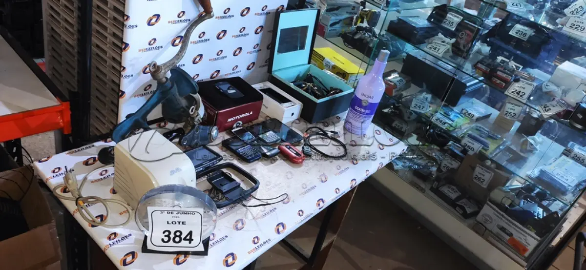 LOTE 384 - 07 CELULARES DE MARCAS E MODELOS DIVERSOS, 01 GPS MARCA TOMTOM, 01 MOEDOR DE GRÃOS, 01 ESTABILIZADOR E VÁRIOS ÓCULOS DE SOL. (NO ESTADO) ATENÇÃO! FAZER A VISITAÇÃO ANTES DE ARREMATAR, NÃO SABEMOS SE FUNCIONA, LEILÃO NÃO TEM GARANTIA E NEM DEVOLUÇÃO, SUJEITO A POSSÍVEIS AVARIAS VISÍVEIS/OCULTAS E/OU AUSÊNCIA DE COMPONENTES.