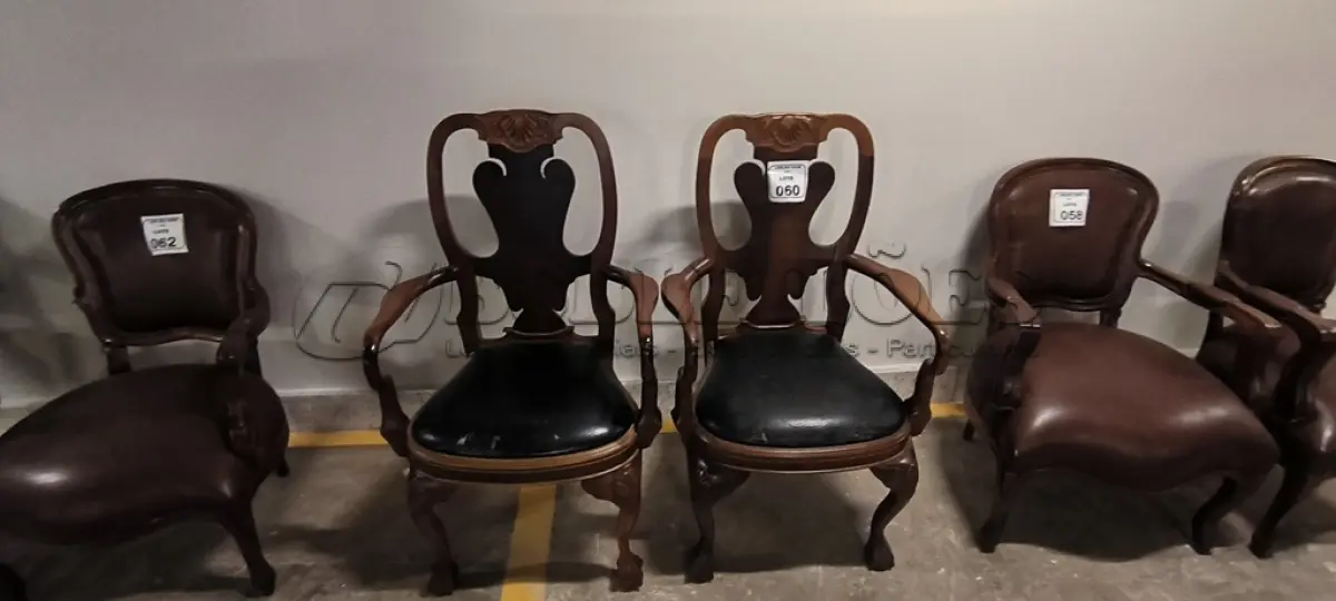 LOTE 060 - 02 CADEIRAS EM MADEIRA ESTILO CLÁSSICO COM ASSENTO EM COURO NA COR PRETO. (NO ESTADO) ATENÇÃO! FAZER A VISITAÇÃO ANTES DE ARREMATAR, NÃO SABEMOS SE FUNCIONA, LEILÃO NÃO TEM GARANTIA E NEM DEVOLUÇÃO, SUJEITO A POSSÍVEIS AVARIAS VISÍVEIS/OCULTAS E/OU AUSÊNCIA DE COMPONENTES.