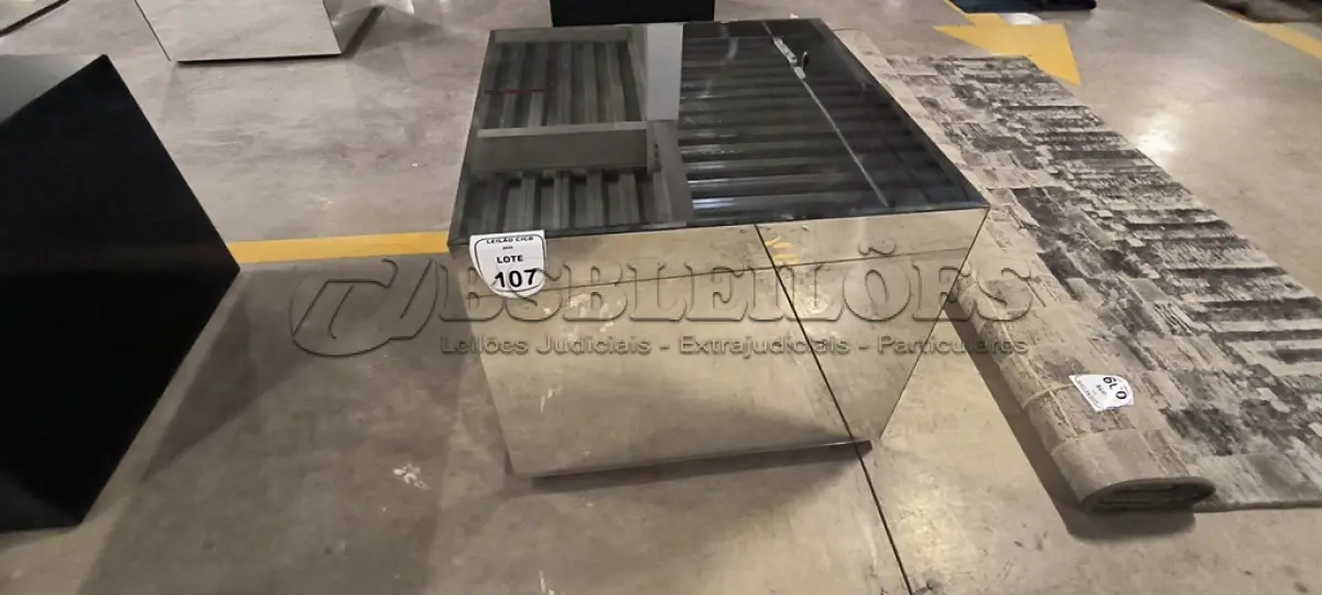 LOTE 107 - 01 MESA DE CENTRO EM DESIGNER CÚBICO ESPELHADA. (NO ESTADO) ATENÇÃO! FAZER A VISITAÇÃO ANTES DE ARREMATAR, NÃO SABEMOS SE FUNCIONA, LEILÃO NÃO TEM GARANTIA E NEM DEVOLUÇÃO, SUJEITO A POSSÍVEIS AVARIAS VISÍVEIS/OCULTAS E/OU AUSÊNCIA DE COMPONENTES.