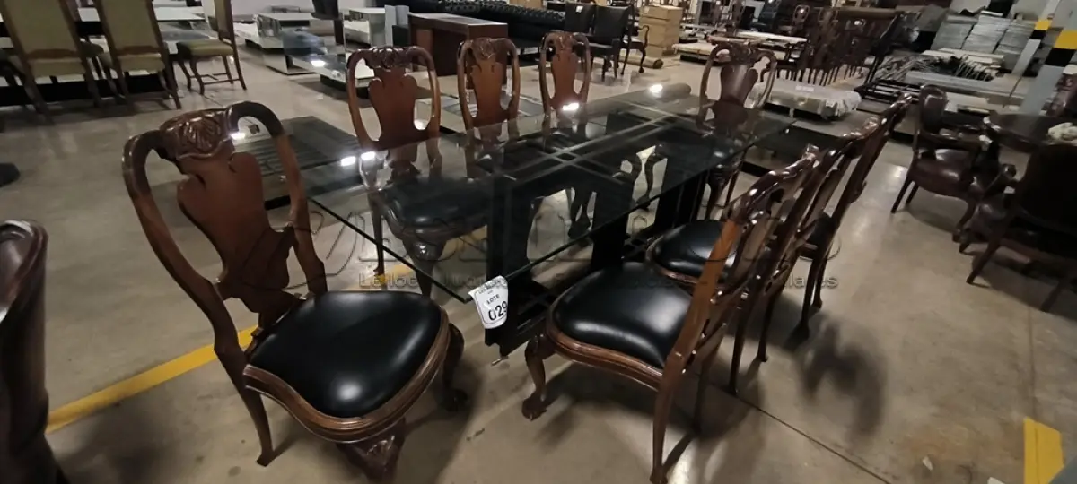 LOTE 029 -  01 MESA DE JANTAR COM PÉS EM MADEIRA, COM TAMPO EM VIDRO COM 08 CADEIRAS REPLICA EM ESTILO DOM JOSÉ EM MADEIRA MACIÇA COM ASSENTO EM COURO NA COR PRETO.(NO ESTADO) ATENÇÃO! FAZER A VISITAÇÃO ANTES DE ARREMATAR, NÃO SABEMOS SE FUNCIONA, LEILÃO NÃO TEM GARANTIA E NEM DEVOLUÇÃO, SUJEITO A POSSÍVEIS AVARIAS VISÍVEIS/OCULTAS E/OU AUSÊNCIA DE COMPONENTES.