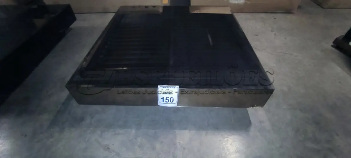 LOTE 150 - 01 MESA DE CENTRO QUADRADA ESPELHADA ESCURA.  (NO ESTADO) ATENÇÃO! FAZER A VISITAÇÃO ANTES DE ARREMATAR, NÃO SABEMOS SE FUNCIONA, LEILÃO NÃO TEM GARANTIA E NEM DEVOLUÇÃO, SUJEITO A POSSÍVEIS AVARIAS VISÍVEIS/OCULTAS E/OU AUSÊNCIA DE COMPONENTES.