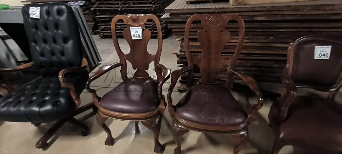 LOTE 048 - 02 CADEIRAS EM MADEIRA ESTILO CLÁSSICO COM ASSENTO EM COURO NA COR MARROM. (NO ESTADO) ATENÇÃO! FAZER A VISITAÇÃO ANTES DE ARREMATAR, NÃO SABEMOS SE FUNCIONA, LEILÃO NÃO TEM GARANTIA E NEM DEVOLUÇÃO, SUJEITO A POSSÍVEIS AVARIAS VISÍVEIS/OCULTAS E/OU AUSÊNCIA DE COMPONENTES.
