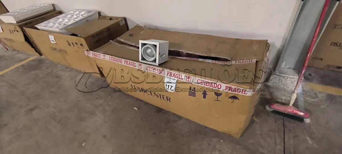 LOTE 117 - 01 CAIXA COM 20 LUMINÁRIAS SPOT DE EMBUTIR QUADRADO FOCUS 30 A BRANCO FOSCO. (NO ESTADO) ATENÇÃO! FAZER A VISITAÇÃO ANTES DE ARREMATAR, NÃO SABEMOS SE FUNCIONA, LEILÃO NÃO TEM GARANTIA E NEM DEVOLUÇÃO, SUJEITO A POSSÍVEIS AVARIAS VISÍVEIS/OCULTAS E/OU AUSÊNCIA DE COMPONENTES.