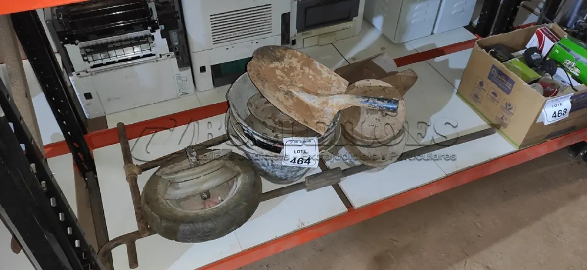 LOTE 464 - 01 TRADO MANUAL E VÁRIAS RODAS DE CARRINHO DE MÃO 01 PÁ SEM CABO E 01 ENXADA SEM CABO. (NO ESTADO) ATENÇÃO! FAZER A VISITAÇÃO ANTES DE ARREMATAR, NÃO SABEMOS SE FUNCIONA, LEILÃO NÃO TEM GARANTIA E NEM DEVOLUÇÃO, SUJEITO A POSSÍVEIS AVARIAS VISÍVEIS/OCULTAS E/OU AUSÊNCIA DE COMPONENTES.