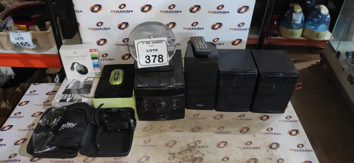 LOTE 378 - 01 CELULAR MODELO PEBL U6, 01 TV STREAMING MARCA GOOGLE, 01 MICRO SYSTEM COM 03 CAIXAS, 01 ÓCULOS DE SOL COM VÁRIAS LENTES E DVDS DIVERSOS. (NO ESTADO) ATENÇÃO! FAZER A VISITAÇÃO ANTES DE ARREMATAR, NÃO SABEMOS SE FUNCIONA, LEILÃO NÃO TEM GARANTIA E NEM DEVOLUÇÃO, SUJEITO A POSSÍVEIS AVARIAS VISÍVEIS/OCULTAS E/OU AUSÊNCIA DE COMPONENTES.