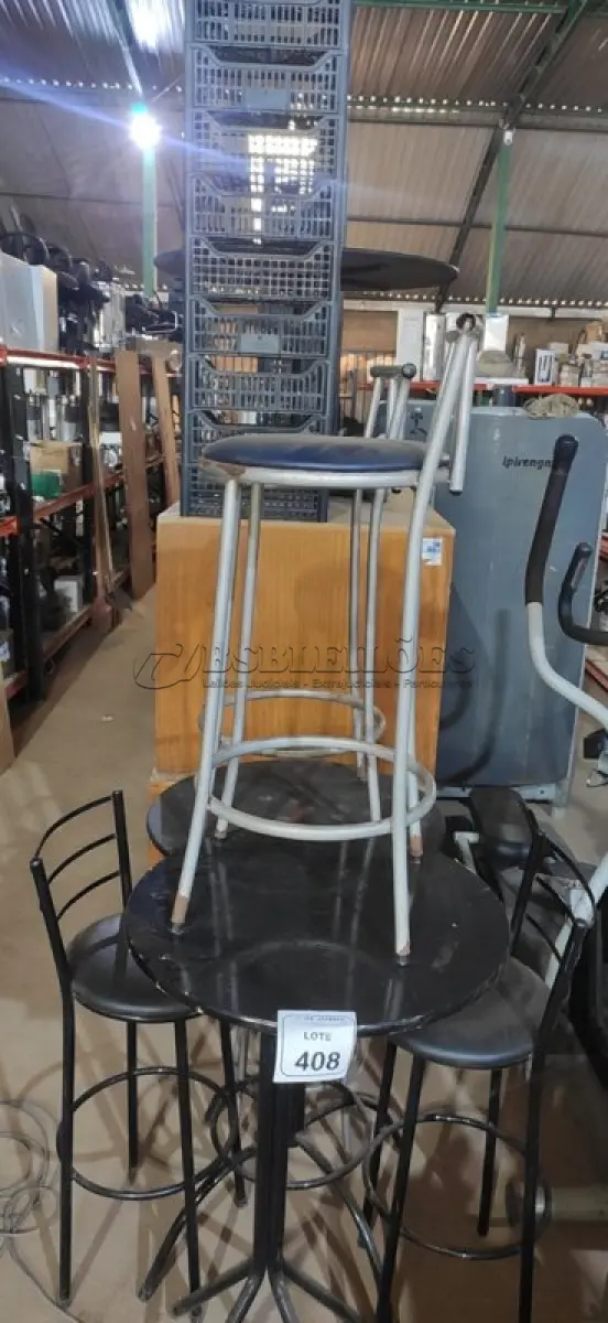 LOTE 408 - 02 MESAS REDONDAS ALTAS E 05 BANQUETAS BISTRÔ ALTAS. (NO ESTADO) ATENÇÃO! FAZER A VISITAÇÃO ANTES DE ARREMATAR, NÃO SABEMOS SE FUNCIONA, LEILÃO NÃO TEM GARANTIA E NEM DEVOLUÇÃO, SUJEITO A POSSÍVEIS AVARIAS VISÍVEIS/OCULTAS E/OU AUSÊNCIA DE COMPONENTES.