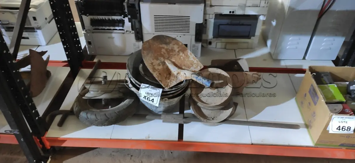 LOTE 464 - 01 TRADO MANUAL E VÁRIAS RODAS DE CARRINHO DE MÃO 01 PÁ SEM CABO E 01 ENXADA SEM CABO. (NO ESTADO) ATENÇÃO! FAZER A VISITAÇÃO ANTES DE ARREMATAR, NÃO SABEMOS SE FUNCIONA, LEILÃO NÃO TEM GARANTIA E NEM DEVOLUÇÃO, SUJEITO A POSSÍVEIS AVARIAS VISÍVEIS/OCULTAS E/OU AUSÊNCIA DE COMPONENTES.