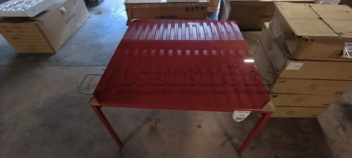 LOTE 001 -  01 MESA QUADRADA COM PINTURA EM VERMELHO COM  PÉS EM FERRO COM TAMPO EM CRISTAL INCOLOR 8MM NA COR VERMELHO. (NO ESTADO) ATENÇÃO! FAZER A VISITAÇÃO ANTES DE ARREMATAR, NÃO SABEMOS SE FUNCIONA, LEILÃO NÃO TEM GARANTIA E NEM DEVOLUÇÃO, SUJEITO A POSSÍVEIS AVARIAS VISÍVEIS/OCULTAS E/OU AUSÊNCIA DE COMPONENTES.