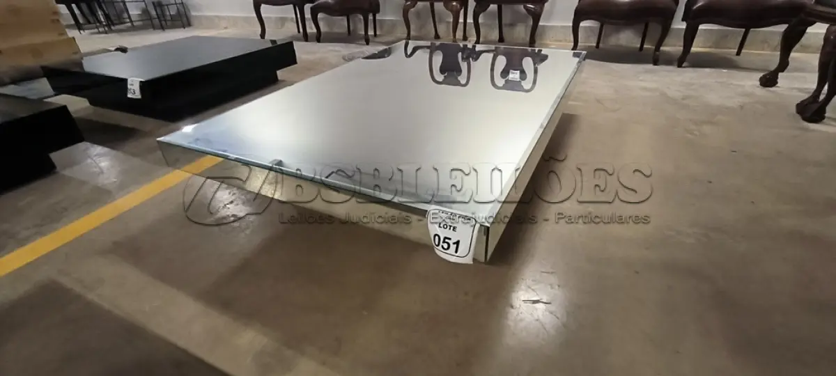 LOTE 051 - 01 MESA DE CENTRO RETANGULAR ESPELHADA.  (NO ESTADO) ATENÇÃO! FAZER A VISITAÇÃO ANTES DE ARREMATAR, NÃO SABEMOS SE FUNCIONA, LEILÃO NÃO TEM GARANTIA E NEM DEVOLUÇÃO, SUJEITO A POSSÍVEIS AVARIAS VISÍVEIS/OCULTAS E/OU AUSÊNCIA DE COMPONENTES.