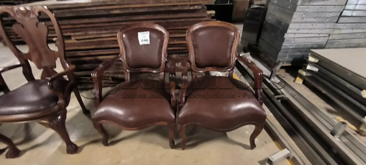 LOTE 046 - 02 CADEIRAS EM MADEIRA ESTILO LUIS XV, COM ASSENTOS EM COURO NA COR MARROM E DETALHE DE TACHAS NA BORDA DO ENCOSTO. (NO ESTADO) ATENÇÃO! FAZER A VISITAÇÃO ANTES DE ARREMATAR, NÃO SABEMOS SE FUNCIONA, LEILÃO NÃO TEM GARANTIA E NEM DEVOLUÇÃO, SUJEITO A POSSÍVEIS AVARIAS VISÍVEIS/OCULTAS E/OU AUSÊNCIA DE COMPONENTES.